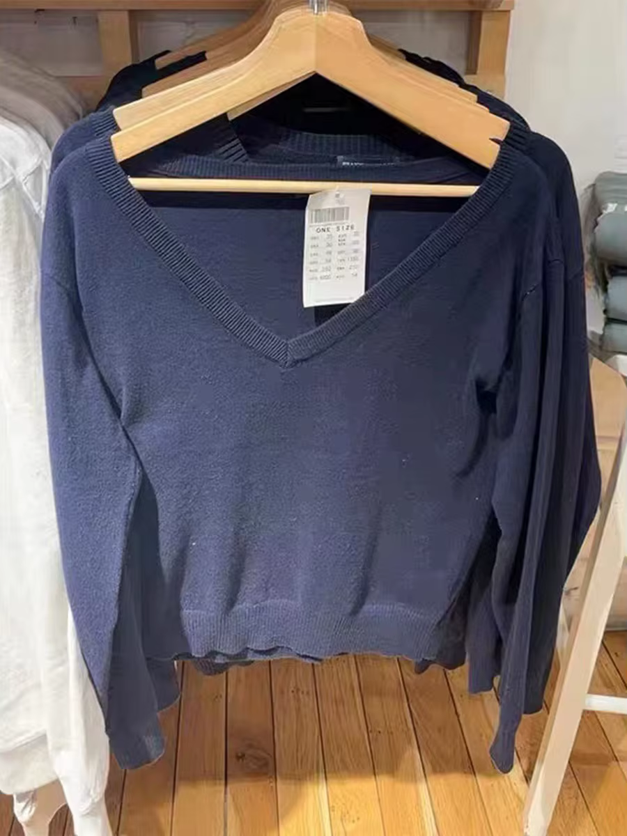 Pull vintage bleu marine à col en V pour femme