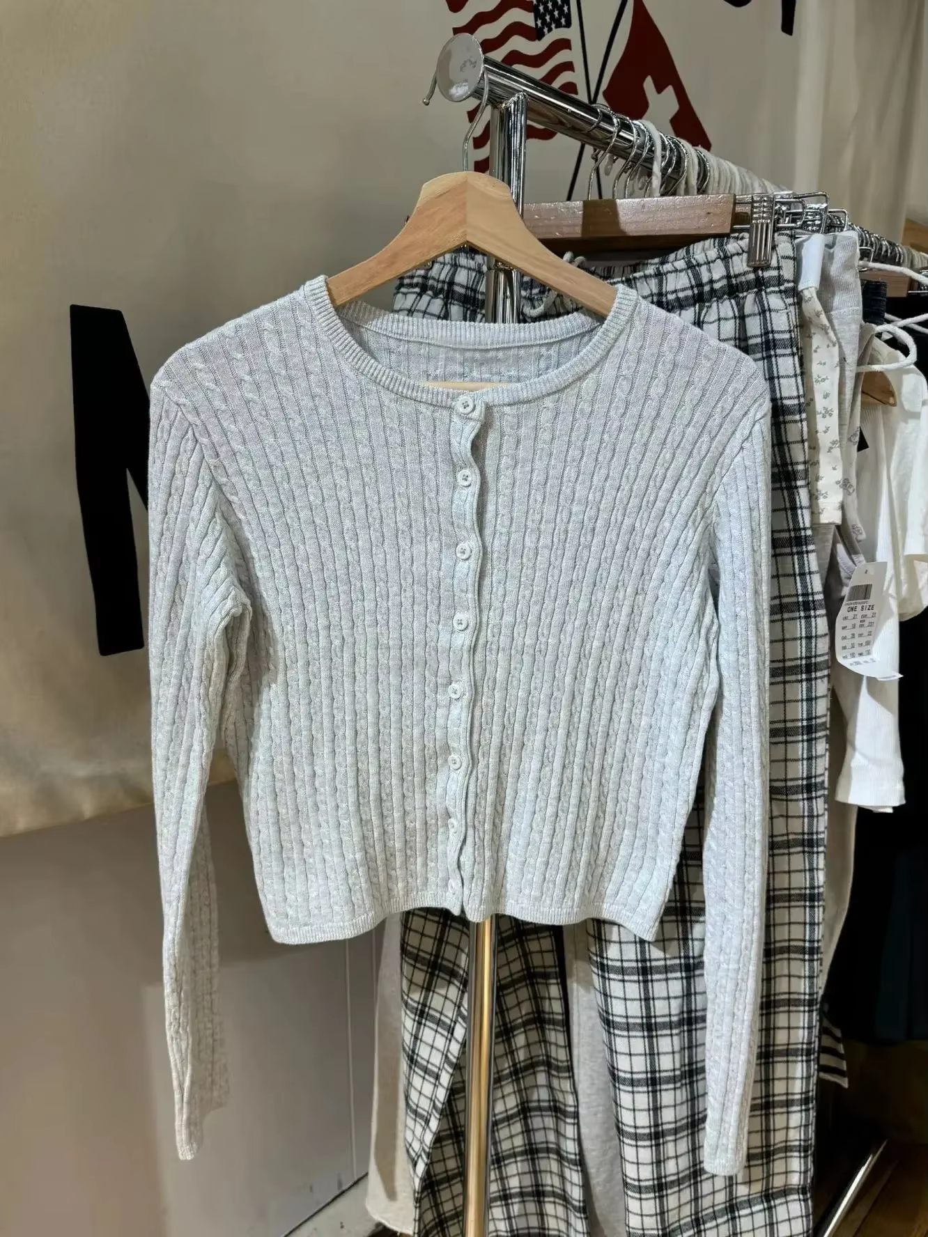 Cardigan tricoté à fleurs torsadées rouges