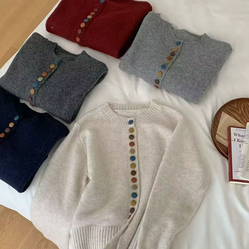 Cardigan tricoté à manches longues pour femmes dans un style coloré à bouton unique