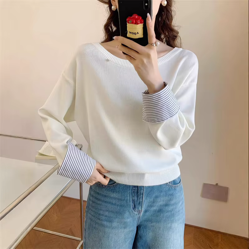 Pull en tricot épissé avec poignets rayés et épaules inclinées pour femmes