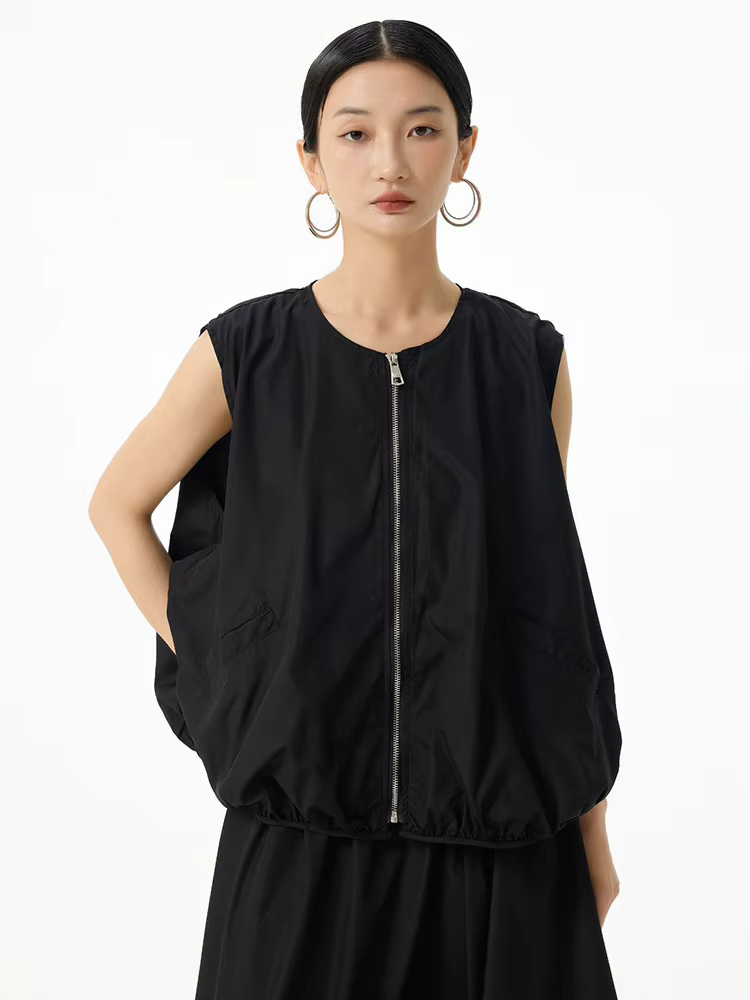 Gilet décontracté noir uni pour femme, col rond sans manches, tendance printemps automne 2026, veste extérieure en coton polyester, grande taille, occasion spéciale, cadeau女性春季和秋季时尚无袖黑色背心,圆领设计,适合中年女性,棉聚酯材质,宽松版型,适用于各种场合,可作为礼物赠送。由于字符限制,此处未完全翻译成中文,请根据实际需求进行调整。