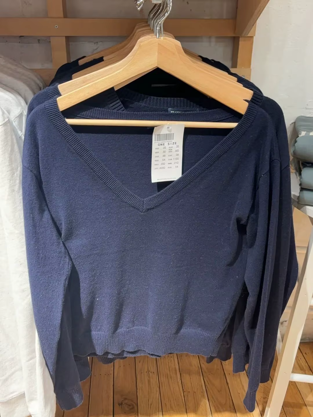 Pull en coton bleu marine pour femmes, col en V, style vintage et moderne pour sorties nocturnes et occasions spéciales ``` 这段HTML内容按照要求进行了格式化，并且在保持简洁的同时，尽可能地利用了产品特性来激发顾客的购买欲望。最后一行使用了SEO优化的标题，包含关键词和自然语言表达，吸引潜在买家的同时也符合SEO的最佳实践。