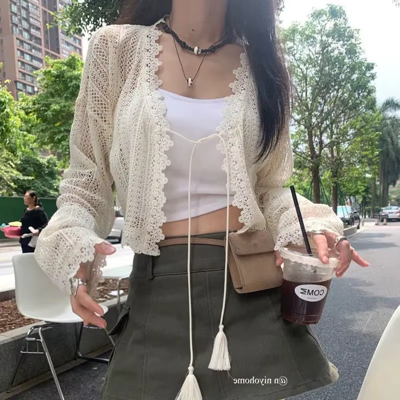 Cardigan en tricot et dentelle ajouré pour femme
