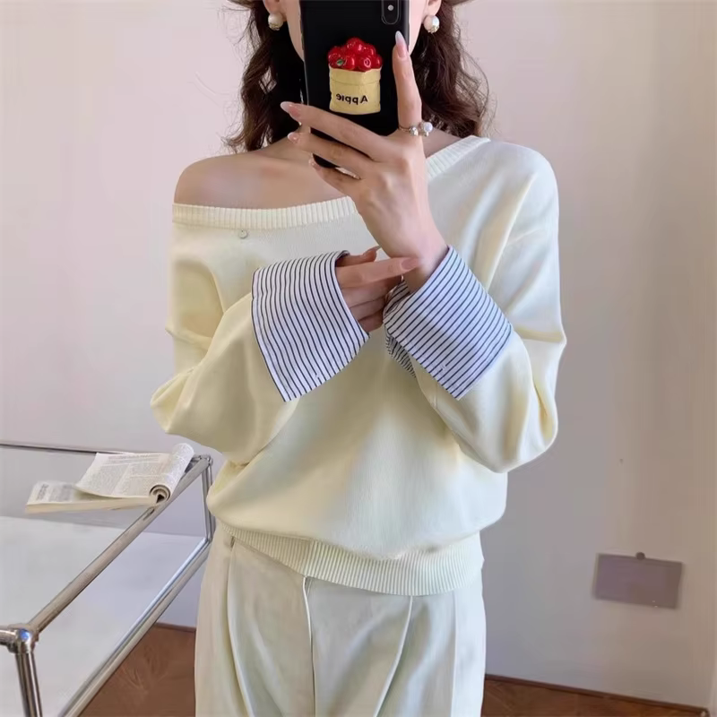 Pull en tricot épissé avec poignets rayés et épaules inclinées pour femmes